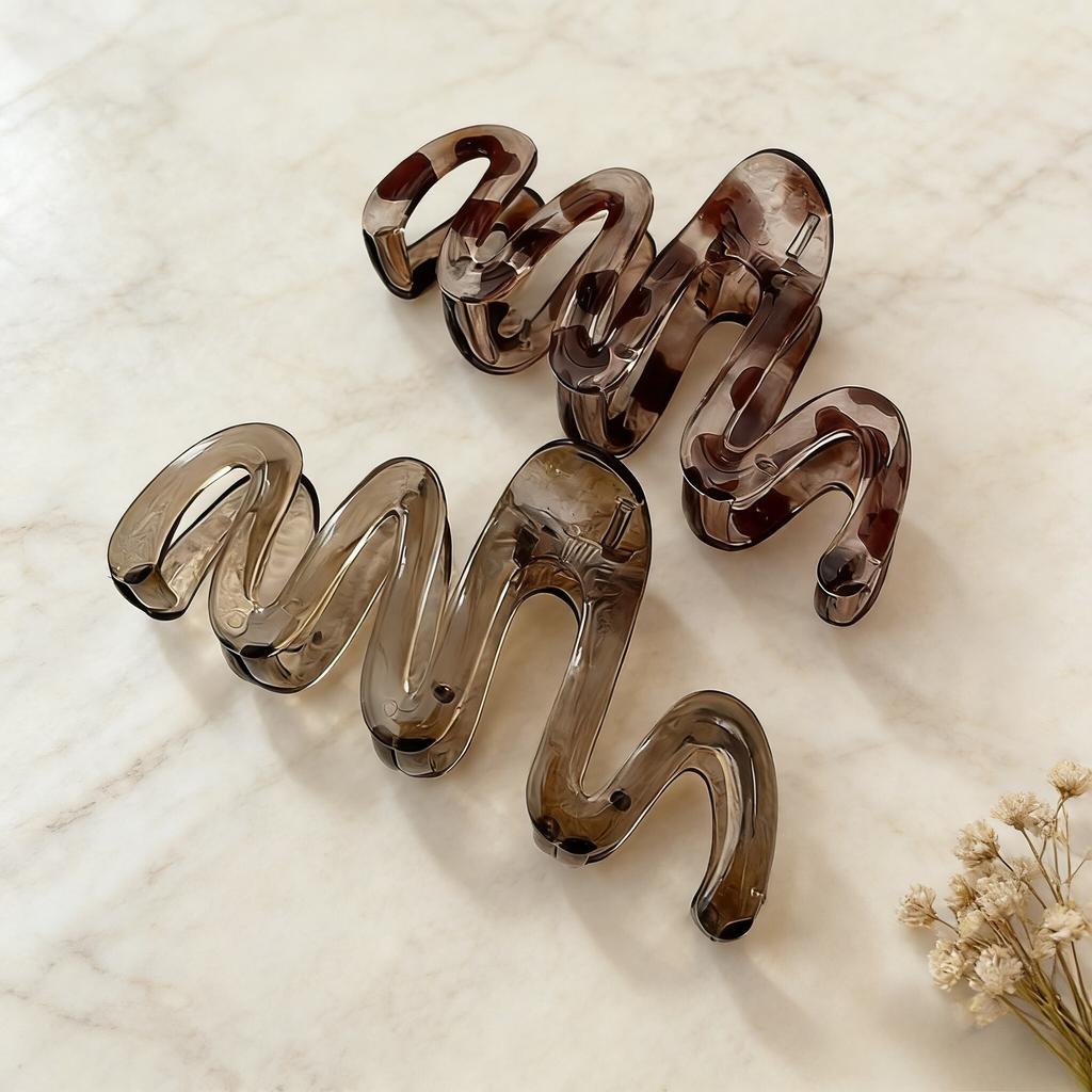 Large Brown Leopard Print Acrylic Wave Hair Claw Clips, Non-Damaging Hair Clips for Women with Thick Hair, Non-Slip Strong Hold