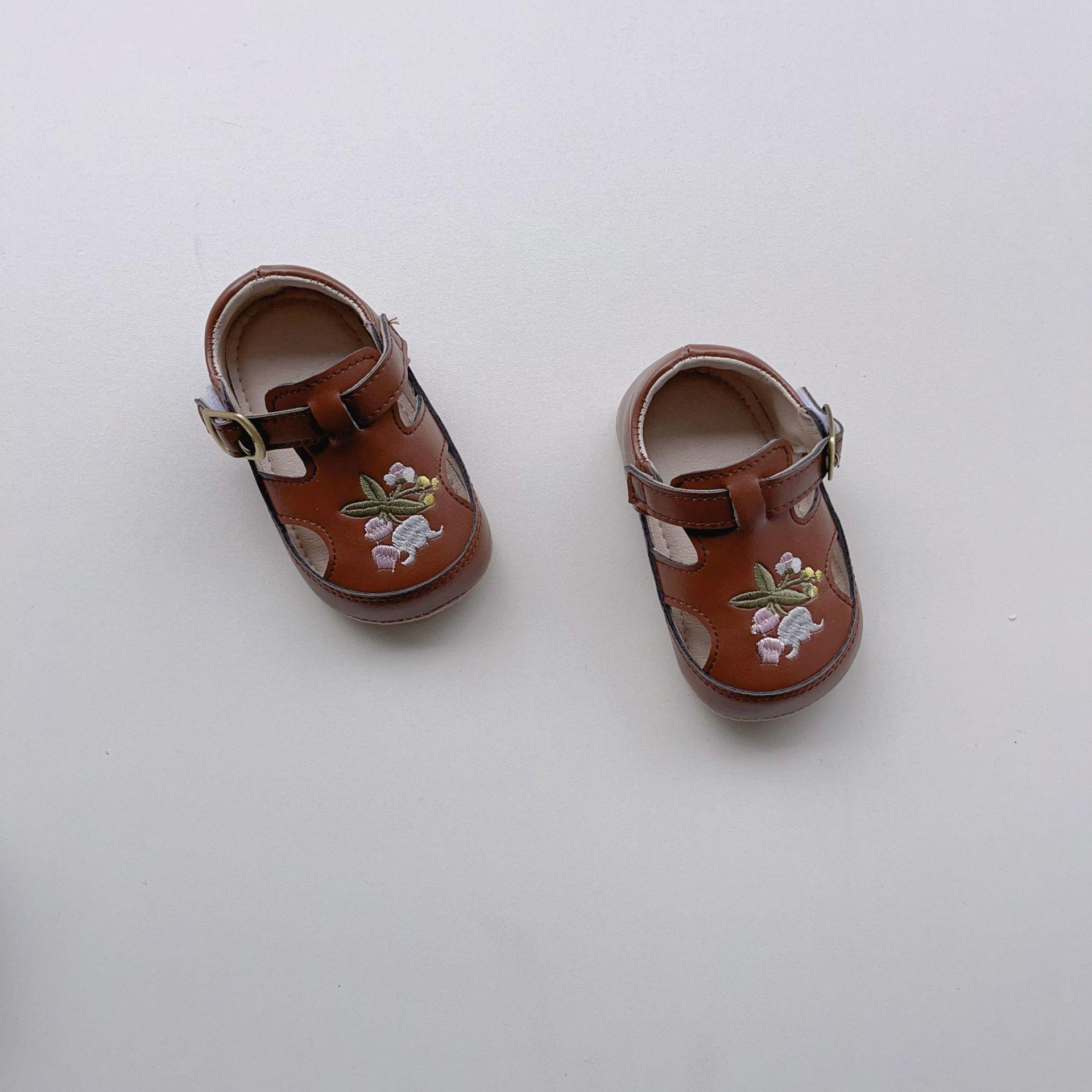 

Летние Новые Корейские Дышащие Нескользящие Вышитые Детские Сандалии на Мягкой Подошве для Повседневной Ходьбы L (13cm) коричневый