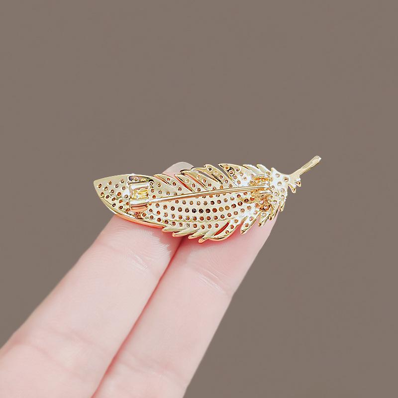 Temperament de ultimă generație, plin de diamante, design broșă cu pene, costum de nișă, corsaj, lumina, ace de lux, ace de guler, accesorii anti-lumină