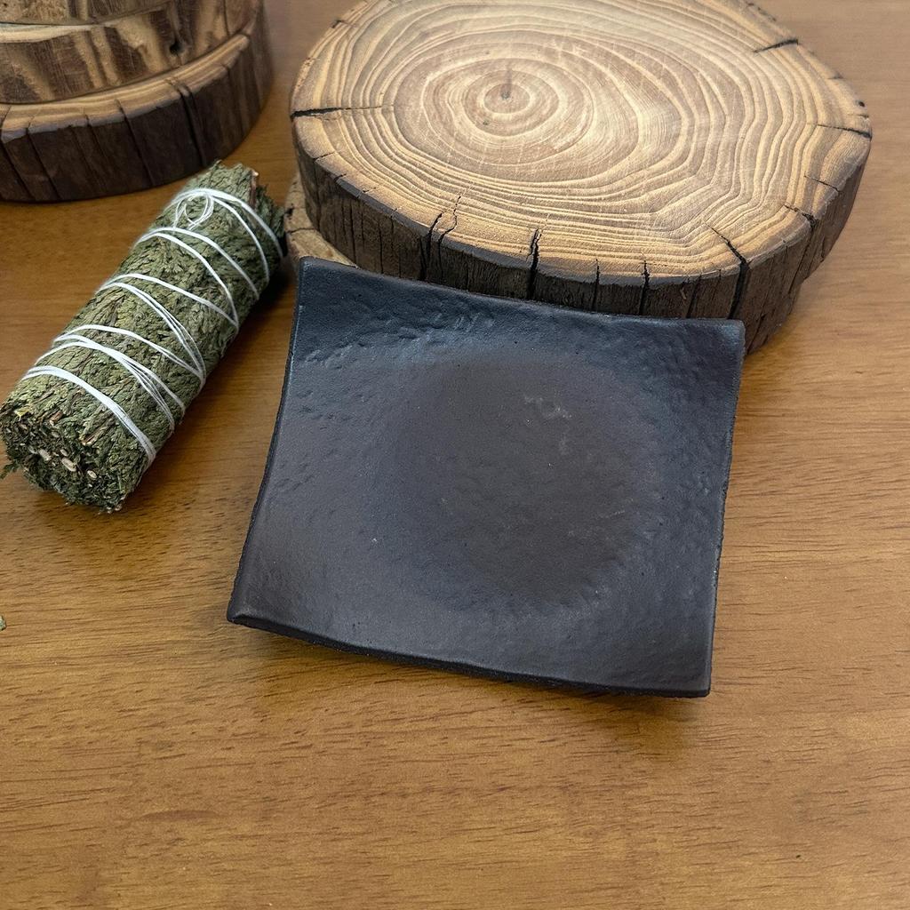 Handmade Retro Japanese Coarse Pottery Incense Burner and Tea Diffuser with Dry-Fire Cedar Baking Function