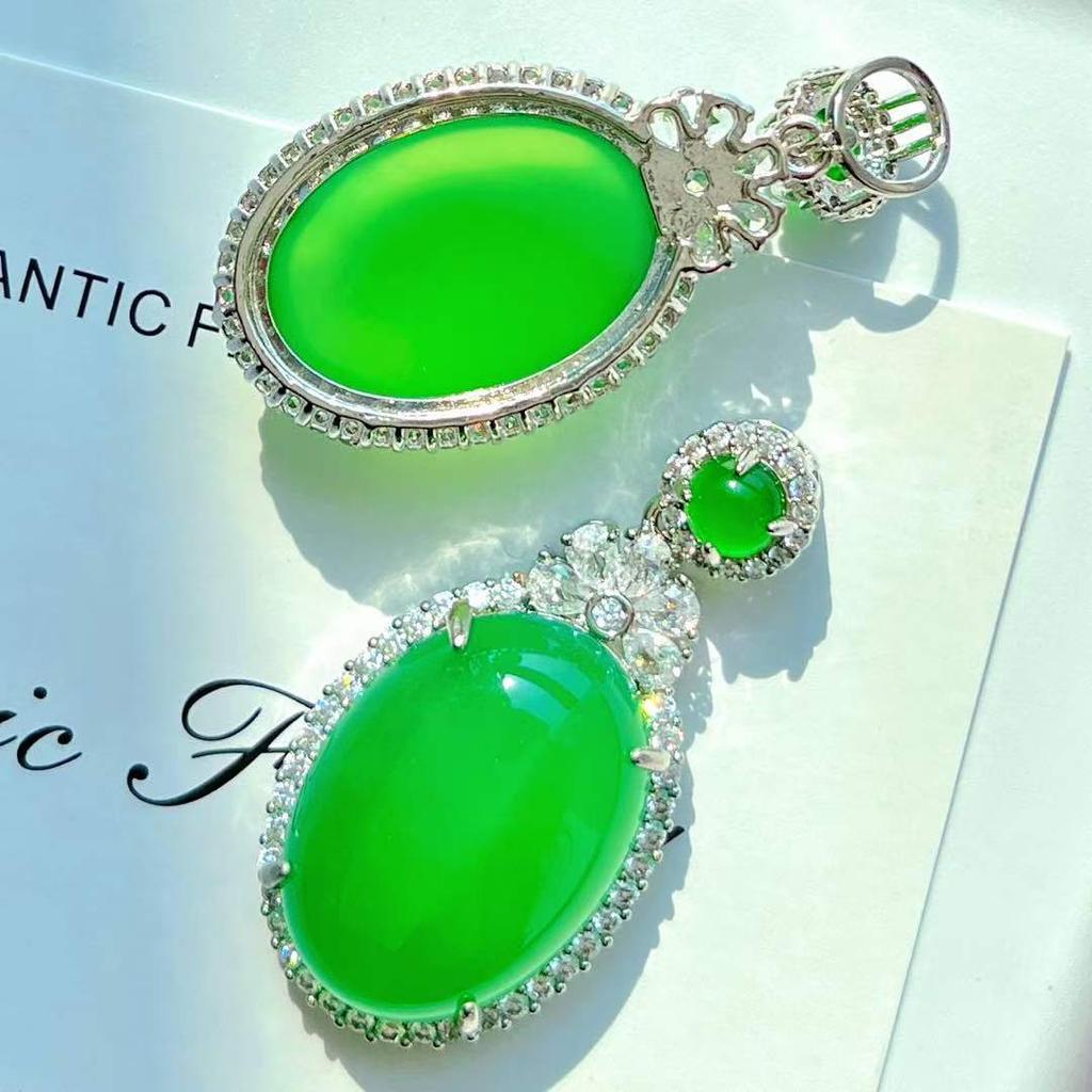 High-Quality Luminous Vitreous Body Emperor Green And Green Chalcedony Pendant For Women To Send To Their Mothers Without A Chain Comparabl