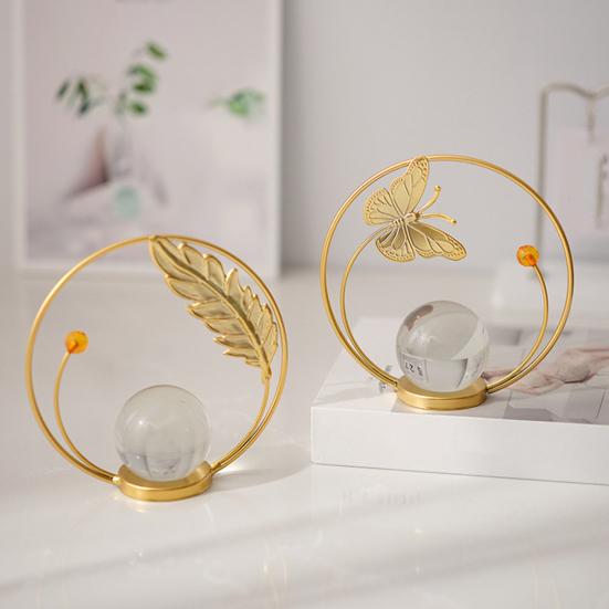 Künstliche Kristallkugel mit goldenem Metallständer Moderne Blatt-/Schmetterlings-/Libellen-Skulptur mit Glaskugel für Regal Couchtisch TV-Schrank Büro