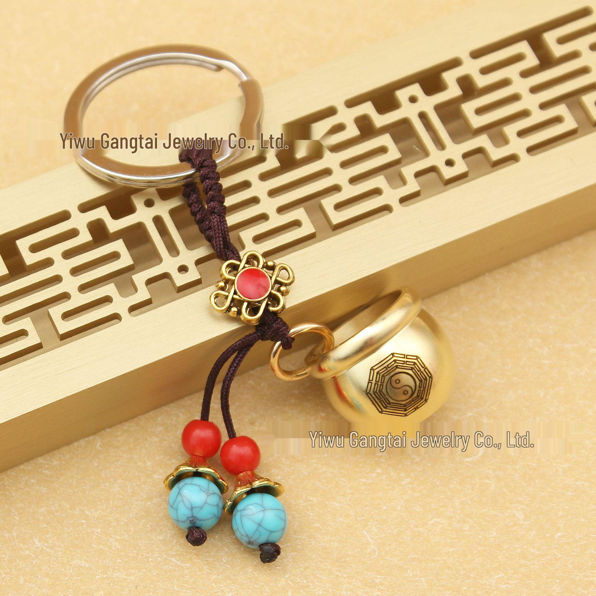 

Латунный мини-брелок «Банка благословений» с монетами Пяти императоров, зеленой бусиной, подвеской в виде банки с рисом и веревкой