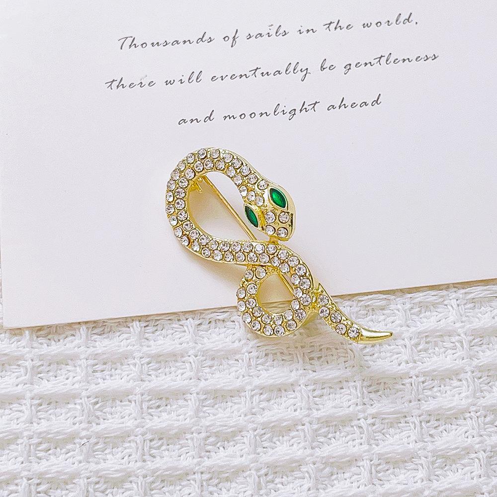 Broche Cobra de Luxo Coração de Cristal Verde Animal do Zodíaco Pins de Lapela para Mulheres Exquisite Broche de Joias para Festa de Lenço Vestido Casaco