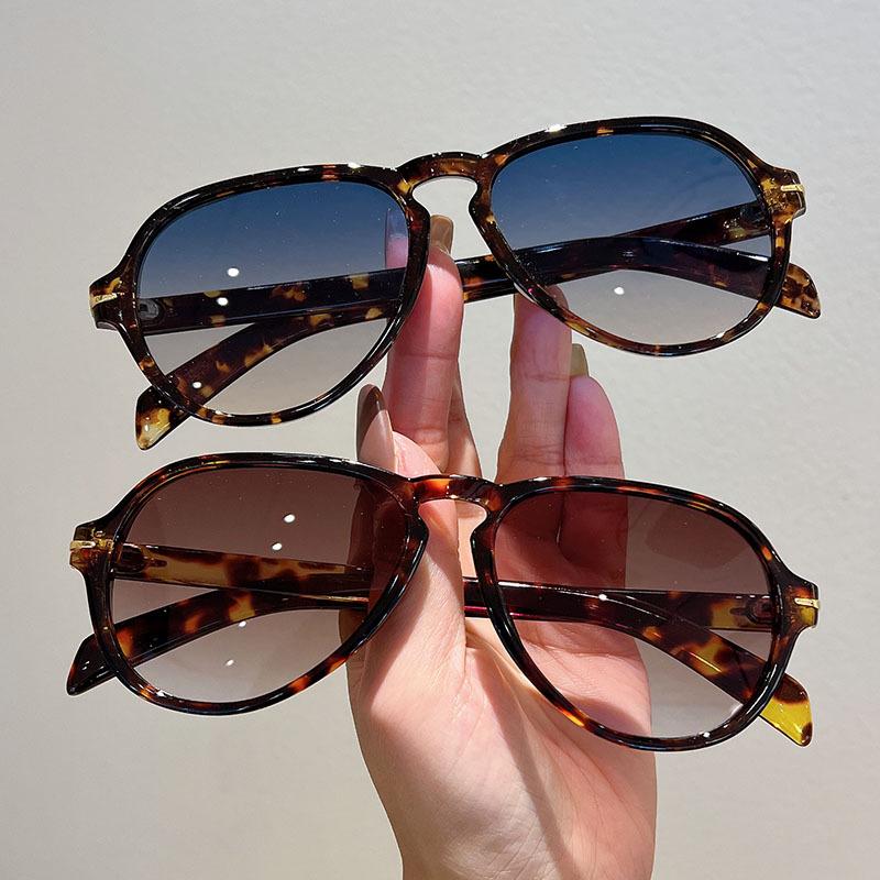 Luxury Designer Pilot Sunglasses Women Men Vintage Big Frame Punk Rivet Shades UV400 Trendy Fashion