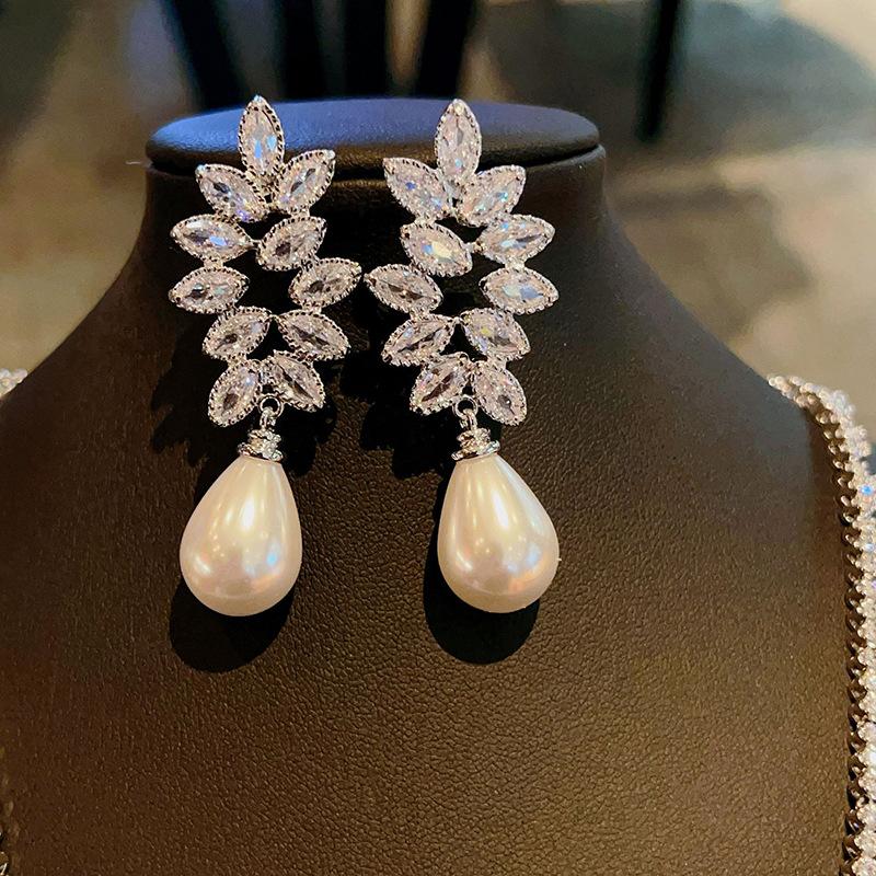 Horse Eye Leaf Earrings For Women, Water Drop-Shaped Imitation Pearl Jewelry, Light Luxury Fairy Lady Earrings.