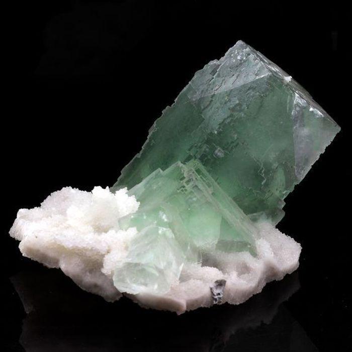 Pierres et Minéraux. Fluorite, Quartz. 2449.0 ct. De'an, Jiangxi, Chine.