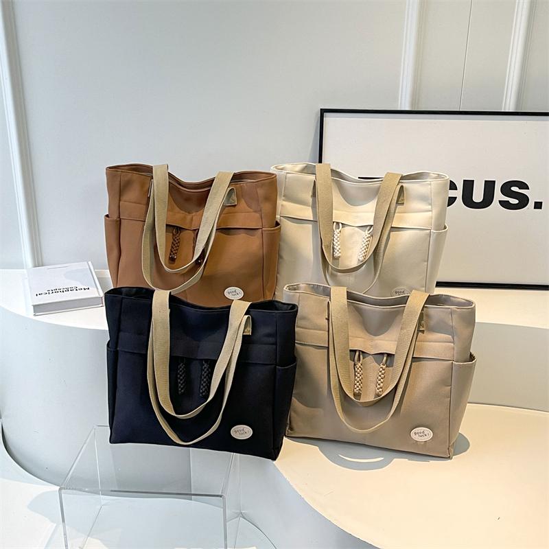 Axelväska med stor kapacitet Kvinnlig resväska Lätt handväska för kvinnor