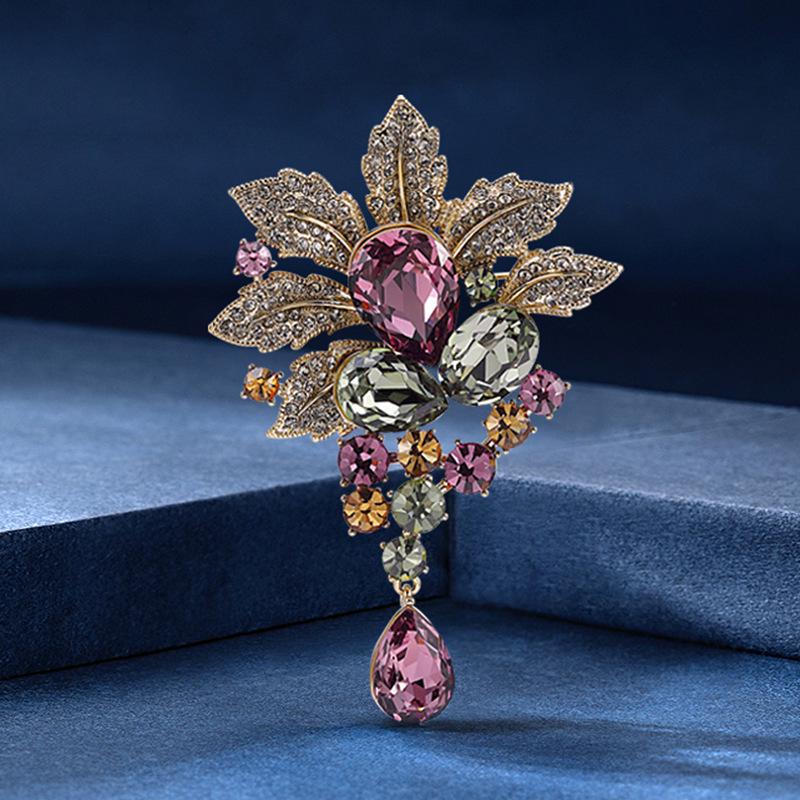 

Luxury Retro Bodhi Leaf Crystal Brooch for Women – Elegant High-End Pin for Coats