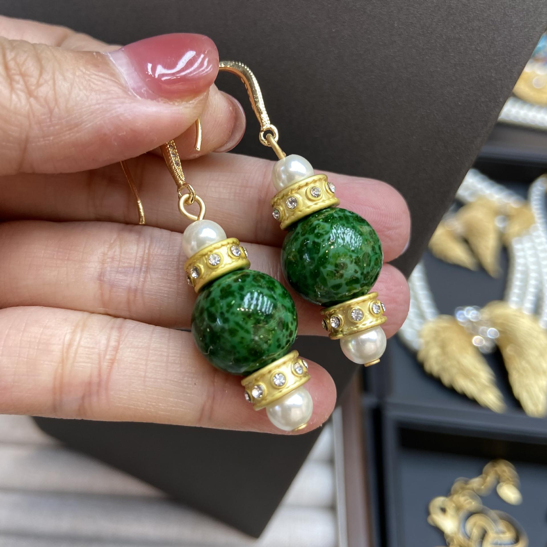 

Medieval Vintage Old Material Necklace Green Frog Skin Round Point Green Glass Earrings Temperament National Style Bracelet
