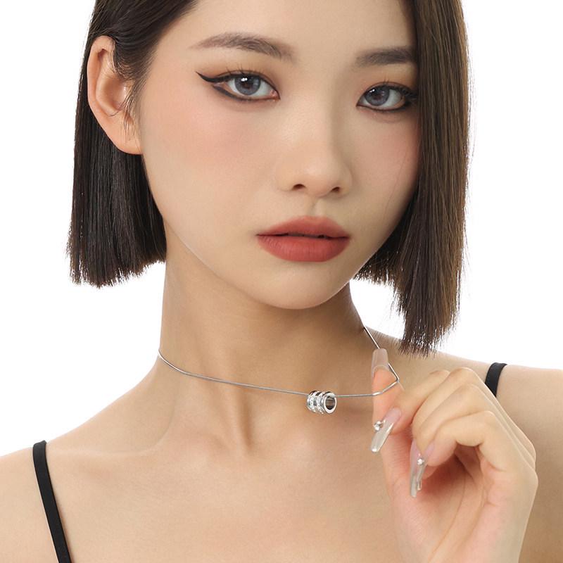 Elegance: Women's Little Waist Titanium Pendant for Sweater – Colorfast, Luxurious Summer Necklace