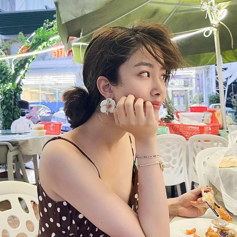 Yang Caiyu Inspired Retro White Petal Earrings for Women - High-End Niche Design 2024