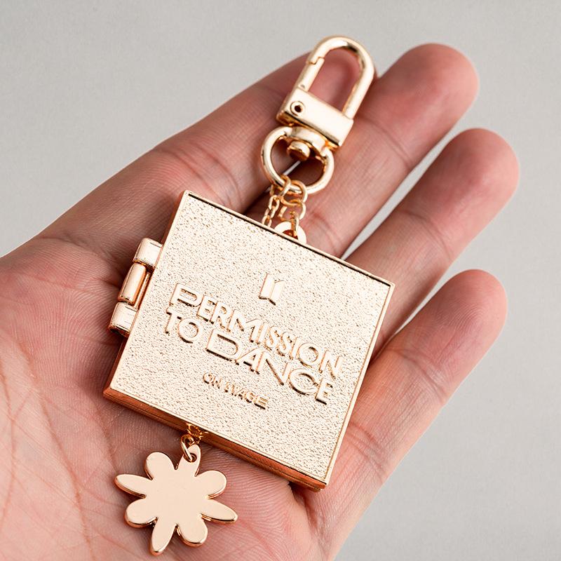 BTS Portachiavi Libro "Permission to Dance", Ciondolo in Metallo Inciso Bangtan Boys con Fiore, Accessorio Borsa per Fan Kpop ARMY