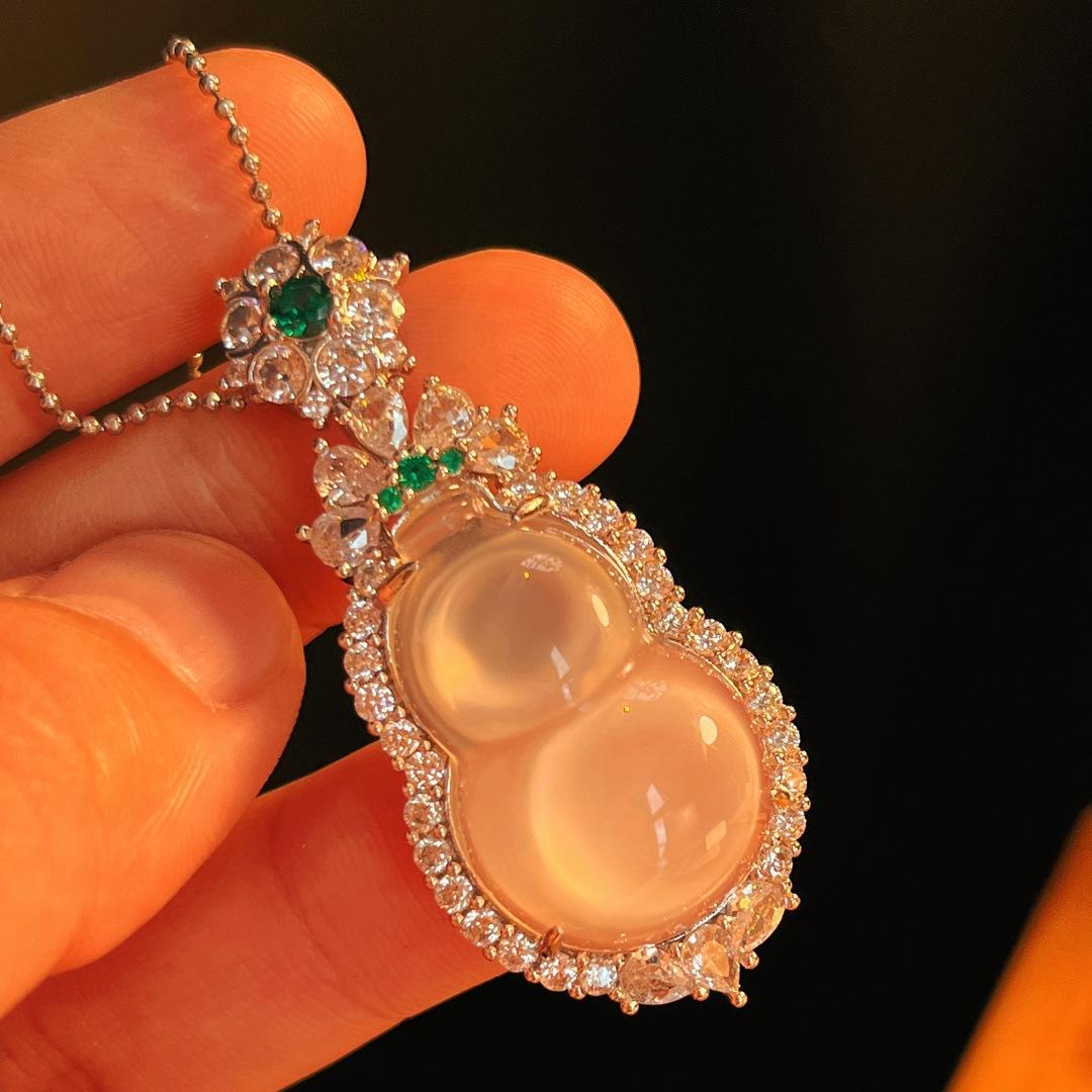 Jade White Ice Light Natural White Chalcedony Pendant Agate Pendant, Real Shot