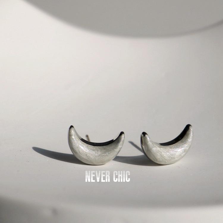 

French Modern Ice Grey Crescent Earrings: Cool, Exquisite, High-End Style
