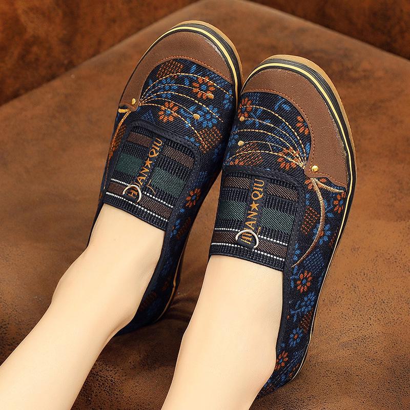 Women's Old Beijing Cloth Shoes: Durable, Non-Slip Cowhide Sole for Middle-Aged and Elderly.