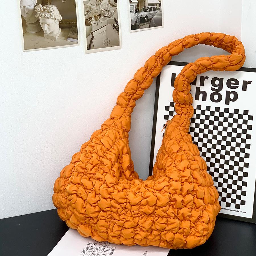 Moln Plisserad Crossbody-väska Dam Stor Kapacitet Lätt Diamant Dumplingväska Fjäderväska Quiltad Axelväska Tygväska