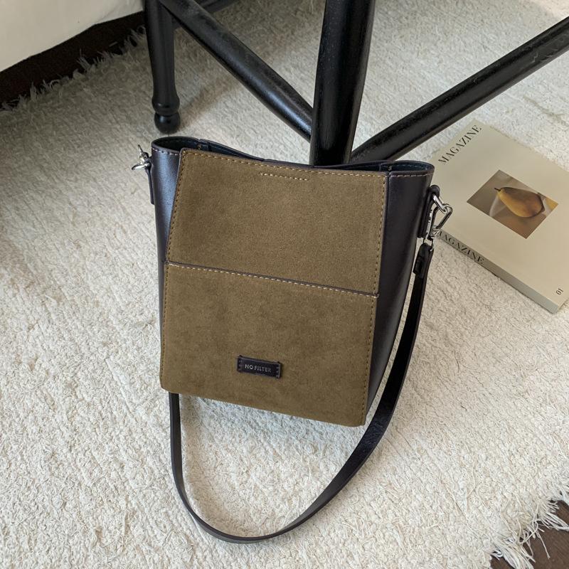 

Fashion retro niche splicing bag women s 2025 autumn new messenger bag Maillard brown bucket bag women