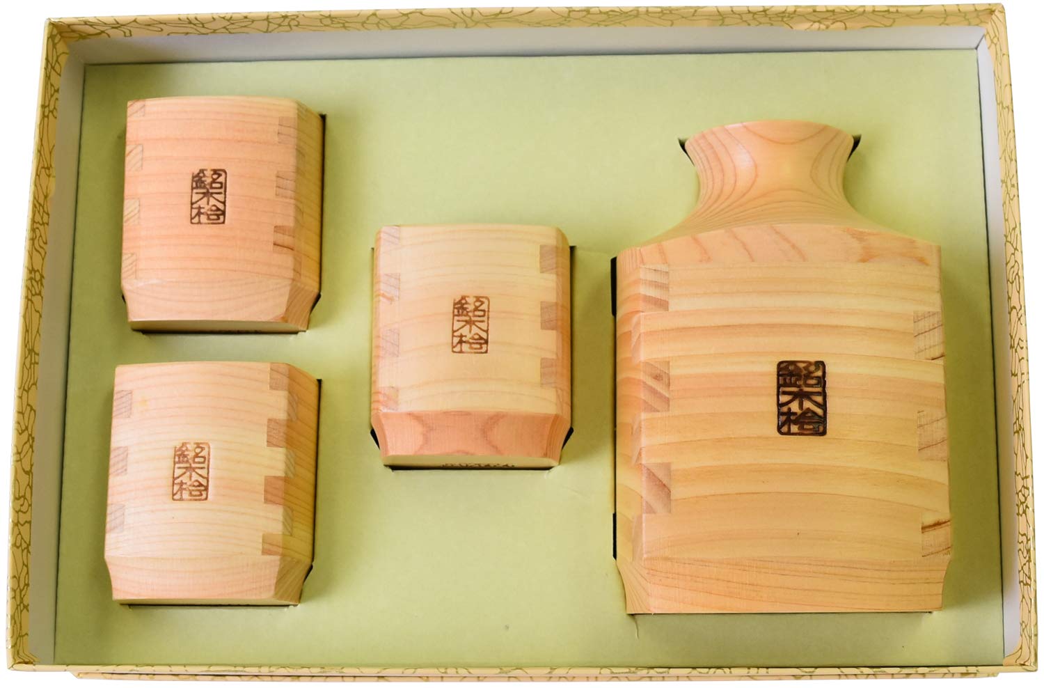 Kiso Crafts: Wooden sake bottle (tokkuri), made in Japan, cypress wood, square shape, set of 4 sake cups.