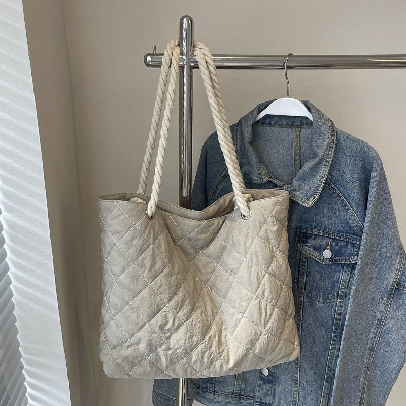 Autumn and Winter New Cotton Clothes Down Shoulder Bag Girls Fashion Rhombus Large Capacity Handbag Casual Fashion Simple Bag