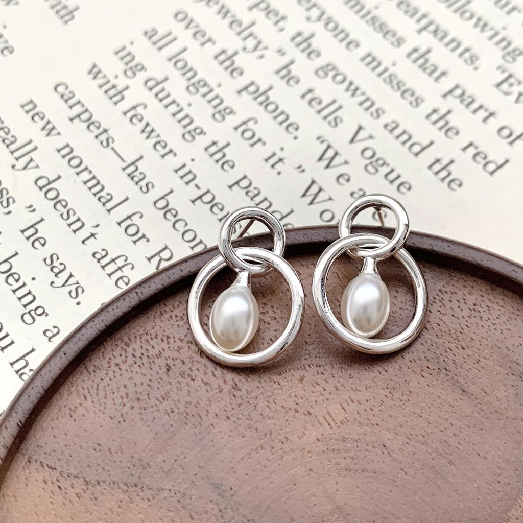 Elegant Faux Pearl Hoop Earrings for Women - Versatile Fashion with Exquisite Design