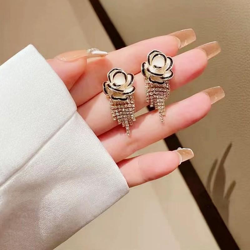 Retro Black Xiaoxiangfeng Stud Earrings Women's Fashion Elegance Temperament High-end Earrings Bow Love Versatile Earrings