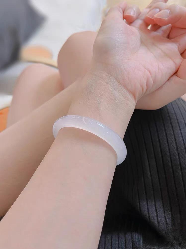 Natural White Agate Chalcedony Lychee Jelly Ice Jade Bracelet - Elegant Moonlight Gift for a Best Friend s Birthday 60mm
