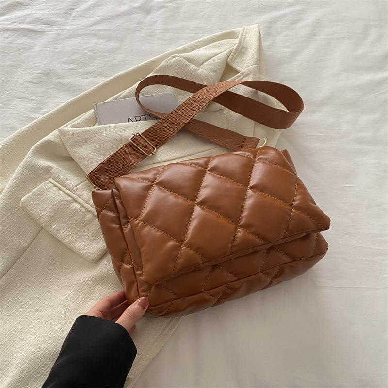 

Rhombus embroidery thread solid color texture versatile ins shoulder messenger bag 2025 spring new wide shoulder strap Korean version women s bag коричневый