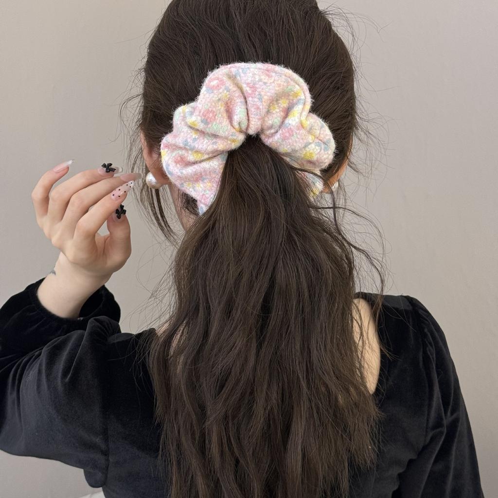 The Atmosphere Is Filled with Pink Floral Large Intestine Rings, Sweet Hair Bands, and A Girlish, Elegant Low Ponytail Hair Tie