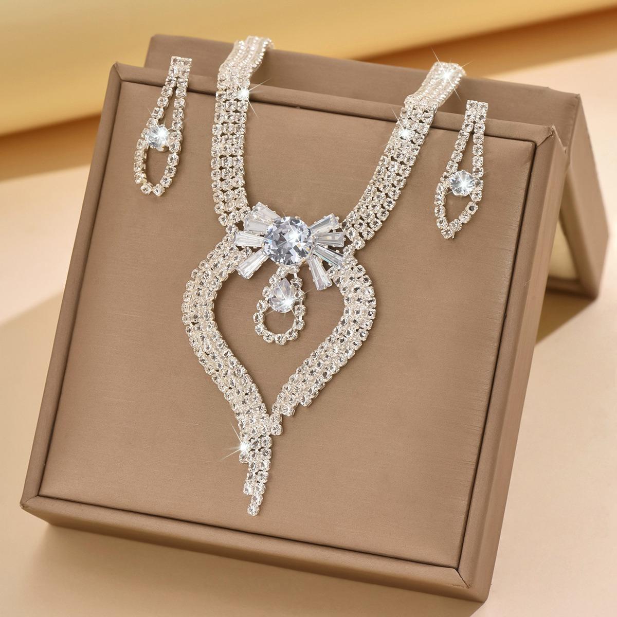 

3pcs Bohemian Palace Shui Diamond Tassel Butterfly Knot Women Necklace Earring Set Sweet Romantic Banquet Evening Dress Zircon 42cm