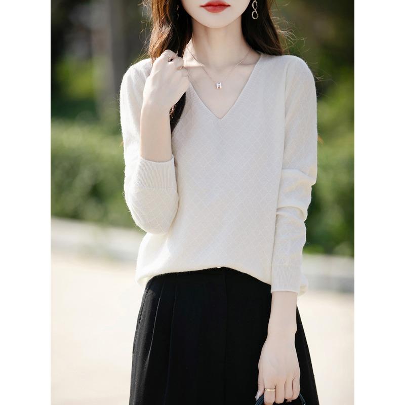 Autumn New Women's Knitted Sweater Andy Fleece Sweater Women's V-neck Long-sleeved Bottomed Prismatic Sweater Women's Batch