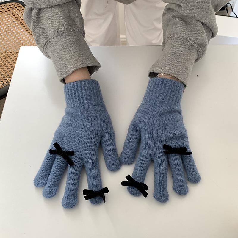 A New Warm Touchscreen Glove for A Cute Korean Cyclist with A Winter Bow and Five Fingers In