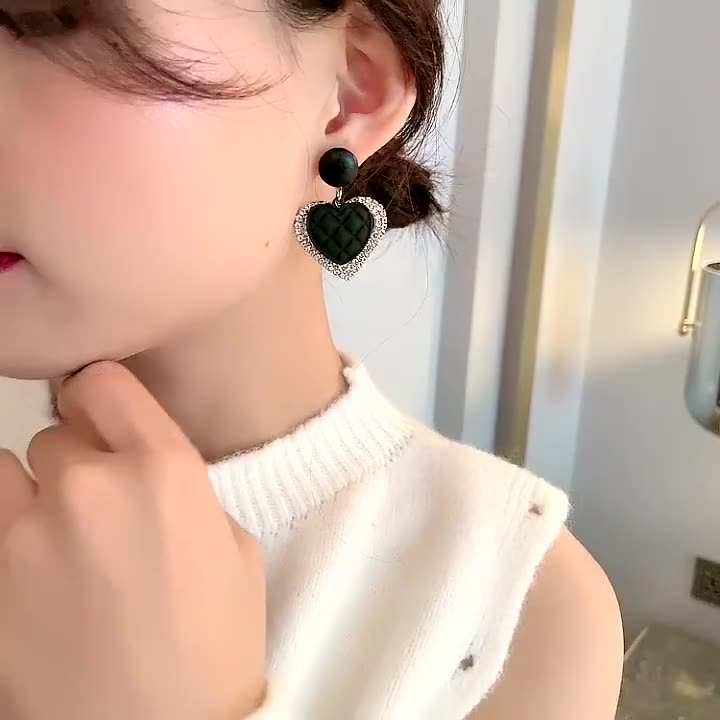 Retro heart simple earrings
