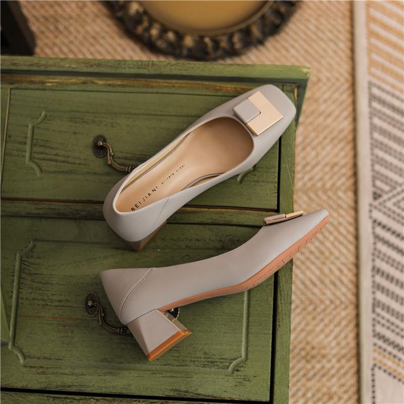 

Женские туфли на высоком каблуке из натуральной кожи большого размера с квадратным носком на мелком офисном моде с металлическими застежками 39 светло-серый