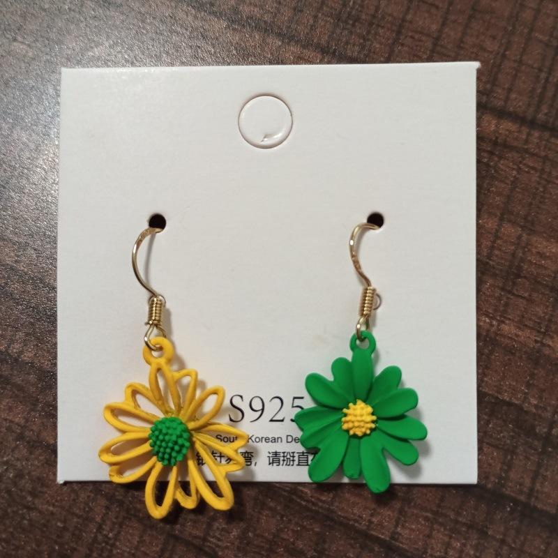 New fresh and sweet little daisy earrings for women, simple design sense, personalized flower chrysanthemum stud earrings
