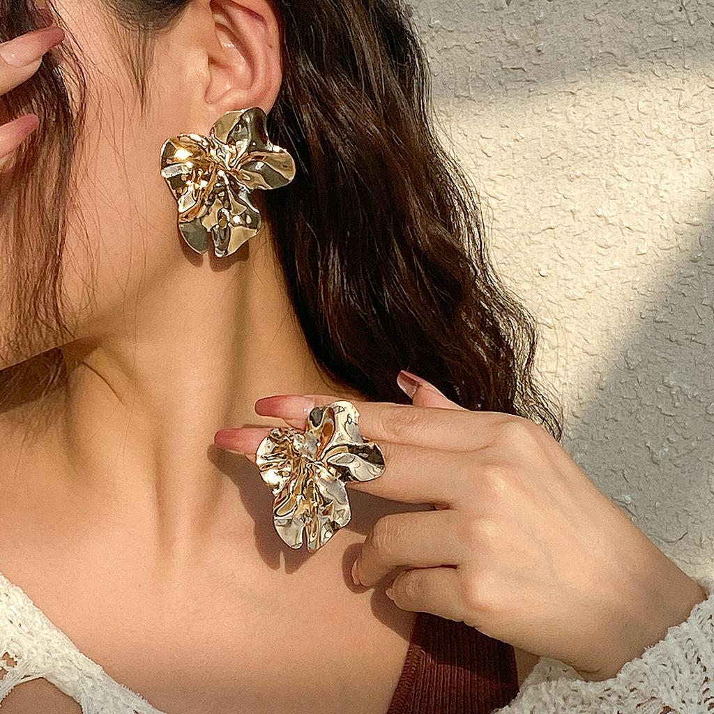 Vintage Elegante Goldfarbene Große Blume Steckerohrringe für Damen Design Unregelmäßige Falten Piercing Ohrringe Party Schmuck Geschenke