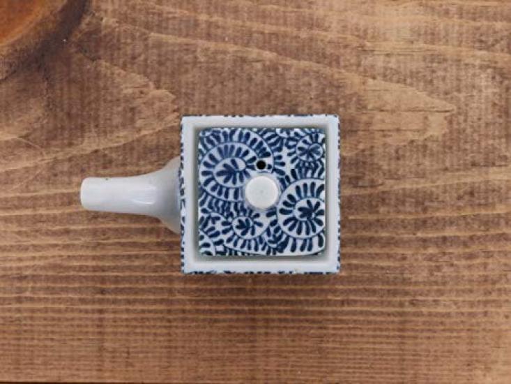 Tableware East Square Soy Sauce Dispenser with Octopus Arabesque Design, or-013