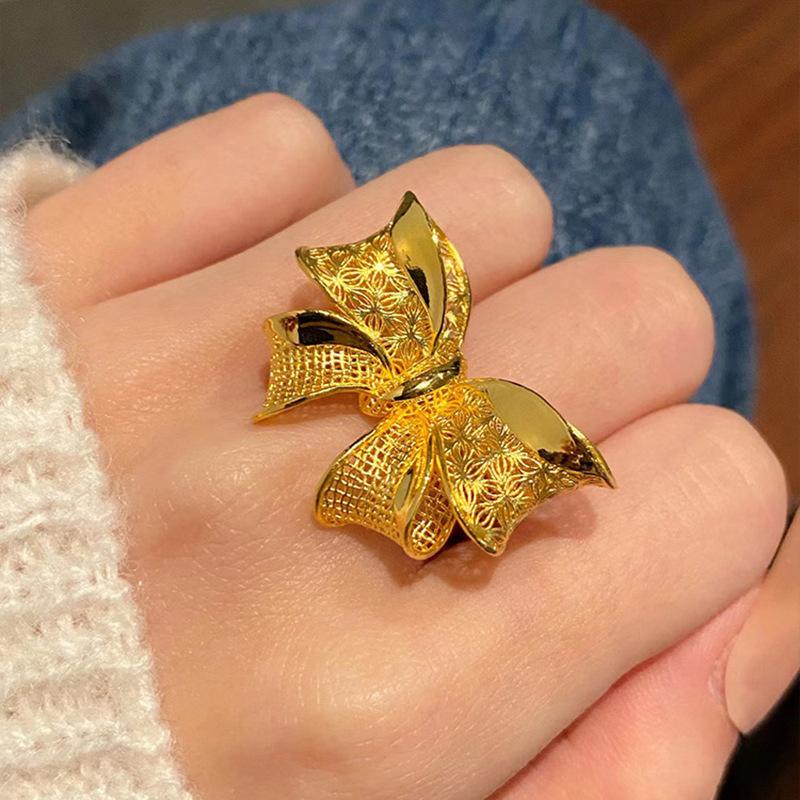 

Новое кольцо с открытой шинкой и бантом из песочного золота, простое кольцо с характером, кольцо на указательный палец, легкая роскошь и универсальное украшение.