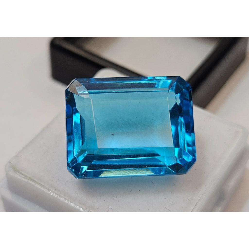 Beautiful Emerald Swiss Blue Topaz Natural 18-19 Ct Loose Gemstone