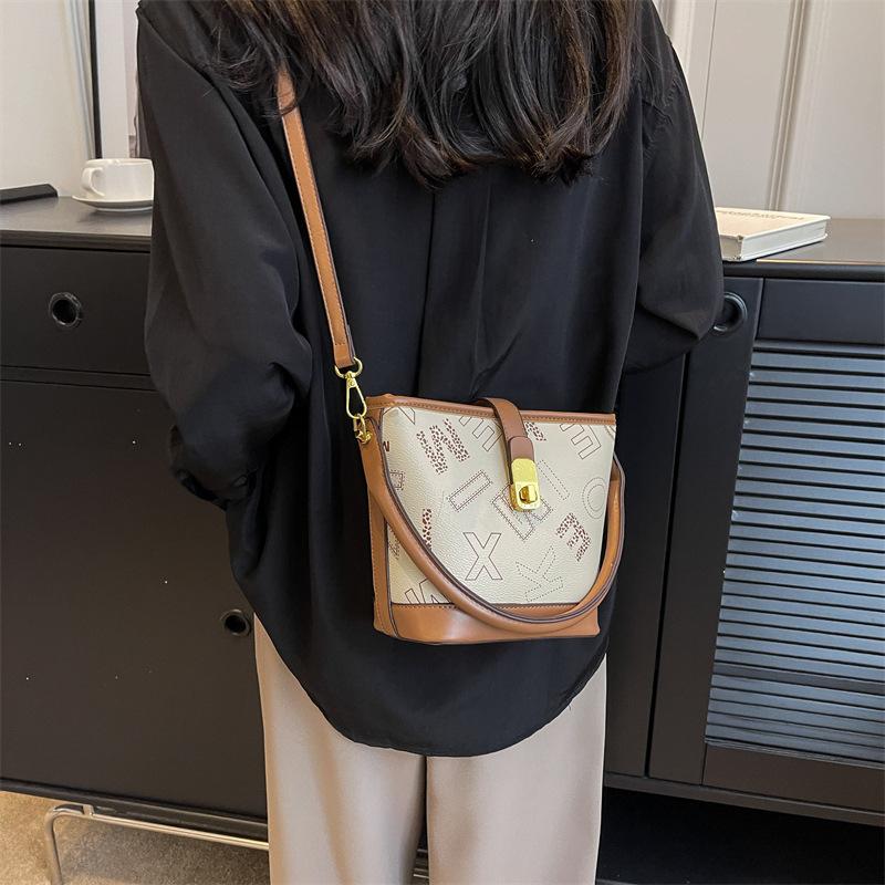 Super fire small bag women's autumn and winter versatile 2025 new letter shoulder messenger bag Korean version popular portable bucket bag