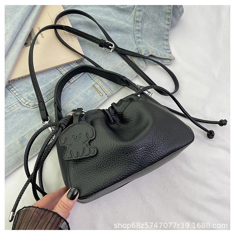 

Light luxury texture bag women s bag 2025 summer new pleated strap bucket bag fresh one-shoulder crossbody cloud bag