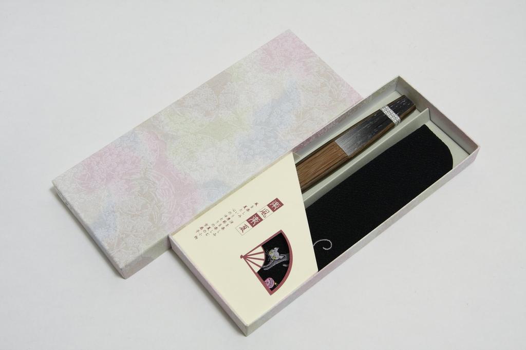 Fächer mit Katze schwarz aus Karaki mit Fächeretui und Präsentation [Hasegawa] Kyoto-Stil Muster, Hintergrund, mittelkurze Länge, Holz, bestickt,