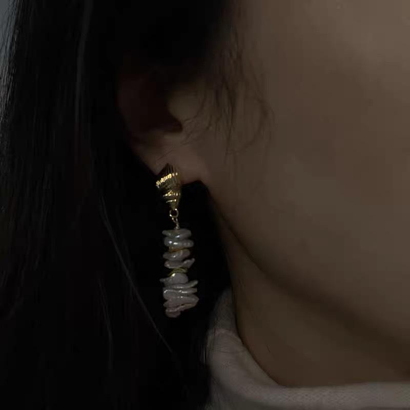 Keshi Gebrochenes Silber Natürliche Süßwasser-Barockperlen Blütenblatt-Ohrringe Europäischer und Amerikanischer Modischer Retro Vielseitiger Steckerohrringe Anhänger