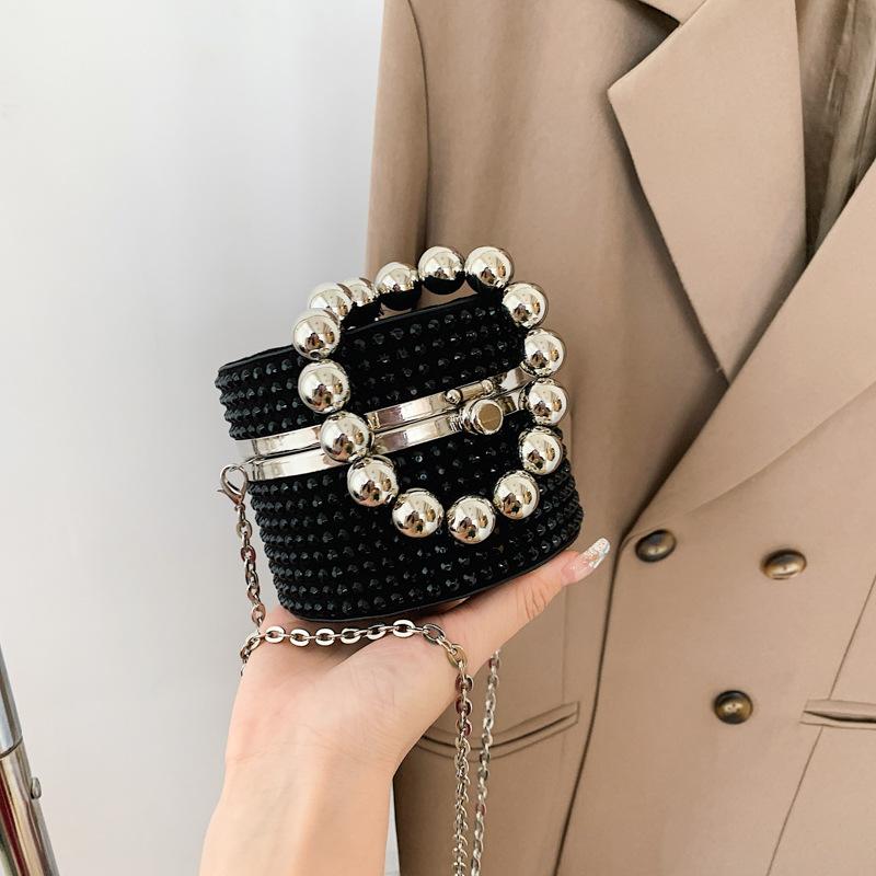 

Xiaoxiangfeng pearl handbag new 2025 European and American fashion rhinestone personalized ins chain crossbody cylinder bag women срібний