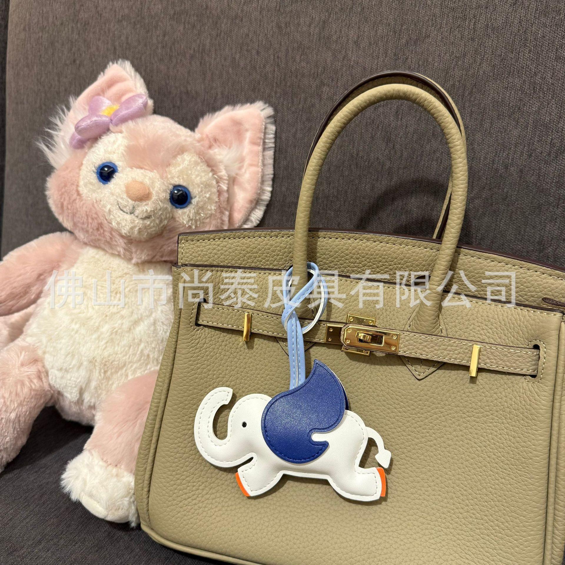 Mascot Elephant Leather Keychain Creative School Bag Car Key Chain Three-dimensional Cute Flying Elephant Pendant Gift