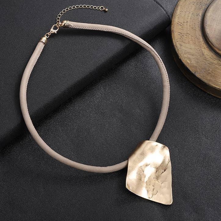 

Неправильный квадратный геометрический кулон из сплава, преувеличенное женское высококлассное ожерелье из грубой кожаной веревки.