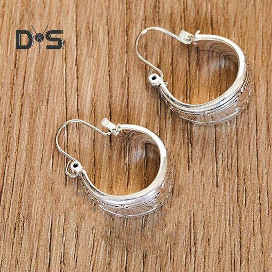 1 pár dámských etnických náušnic Vintage gravírované leštěné slitiny ve tvaru písmene C Lehké kruhové náušnice Denní seznamka Cestovní závěsné náušnice