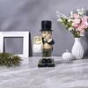 Humorvoller Taschentuchhalter Figur, Skurrile Jungenstatue in spielerischer Haltung, Kreative Schreibtisch- oder Regaldekoration für Wohnheim, Zuhause