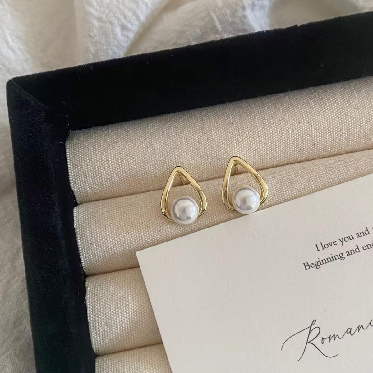 Elegant French Geometric Pearl Stud Earrings - Versatile, Exquisite, Cool Style