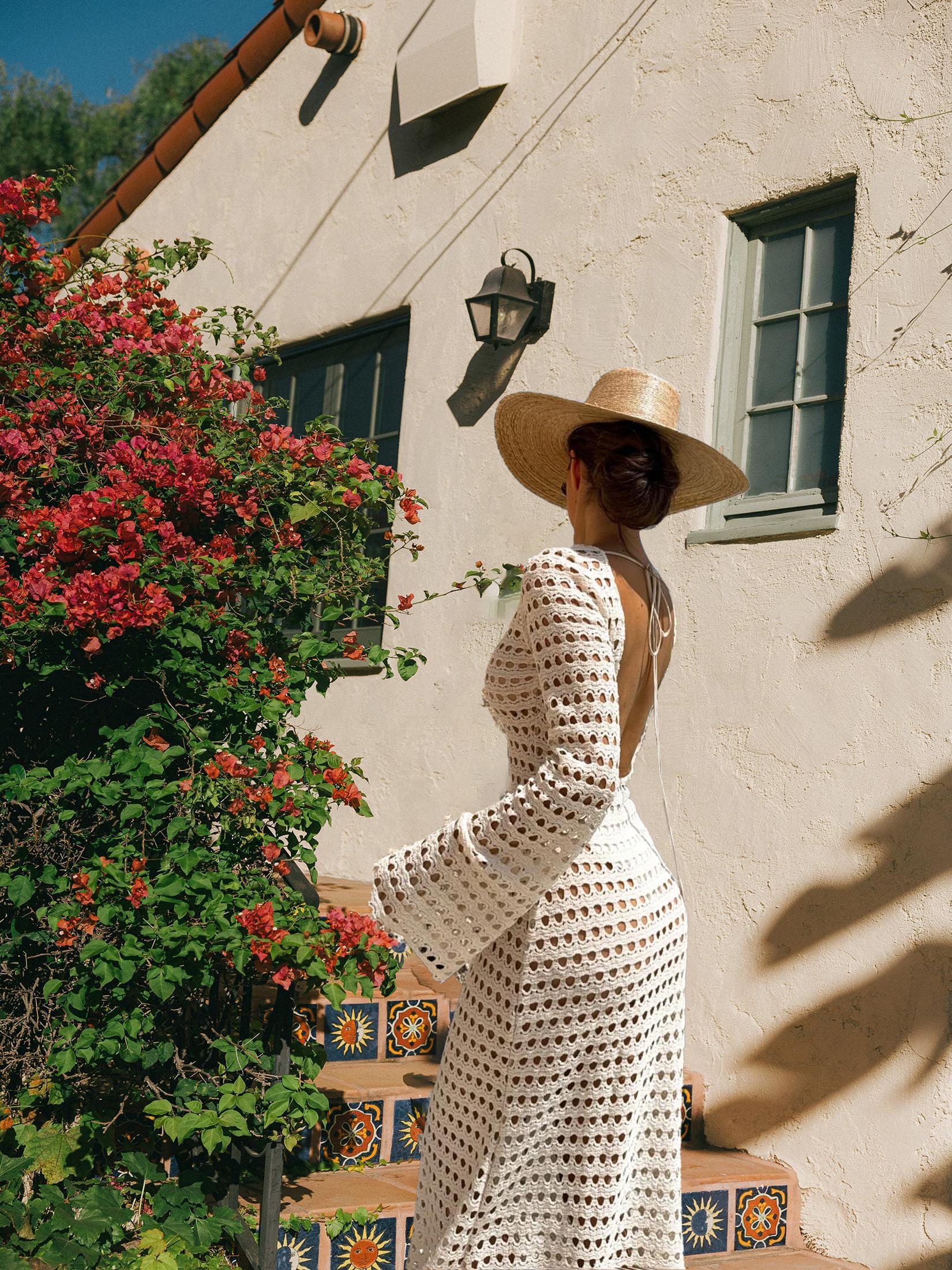 

Сексуальное вязаное сетчатое платье макси без спинки с длинными рукавами-колоколами для пляжа 2025 Летние облегающие наряды для женщин Купальник для отпуска Туника K205 M античный белый